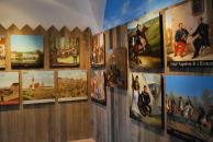 Pohled na část expozice terčů s historickými výjevy a s jindřichohradeckými náměty